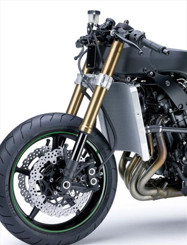 Новая передняя вилка диаметром 43 мм имеет полный диапазон настроек 